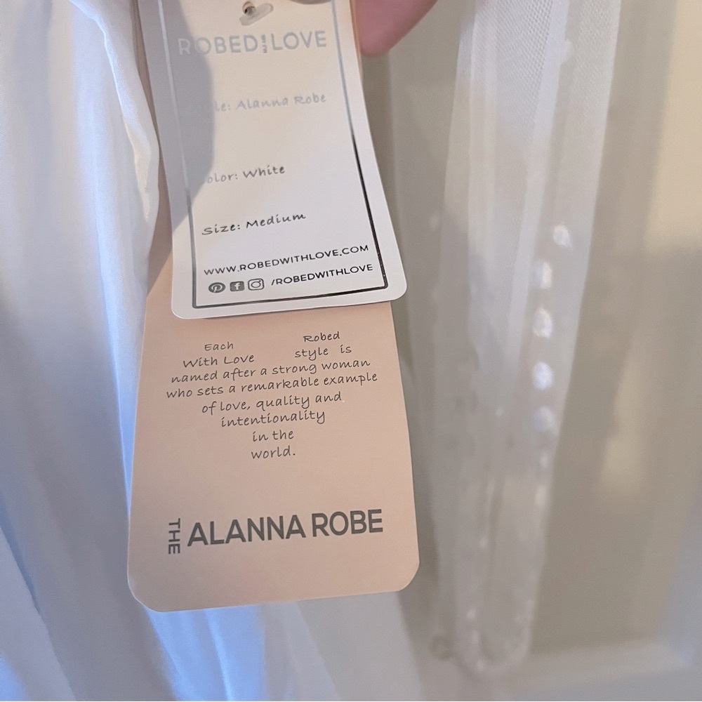 🤍✨ Robed With Love – “The Alanna” Bridal Robe- New with tags ✨🤍 - Picture 6 of 12